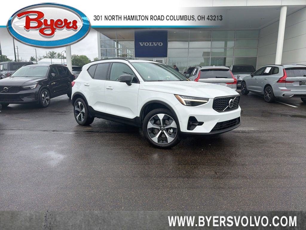 2026 Volvo XC40 B5 Plus Dark AWD's photo