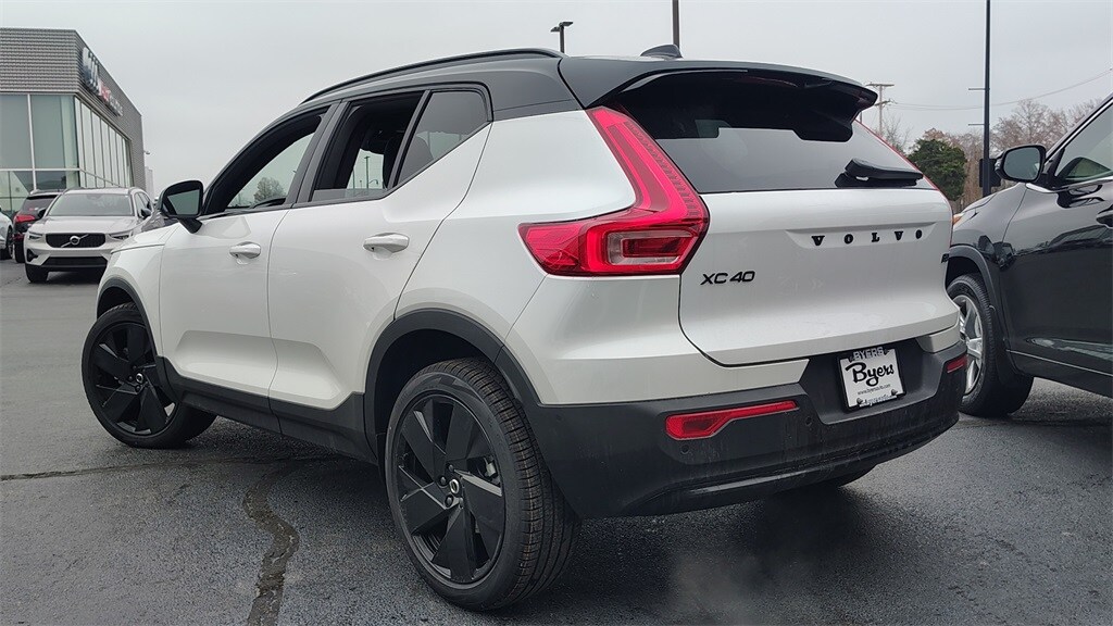 2026 Volvo XC40 photo 2
