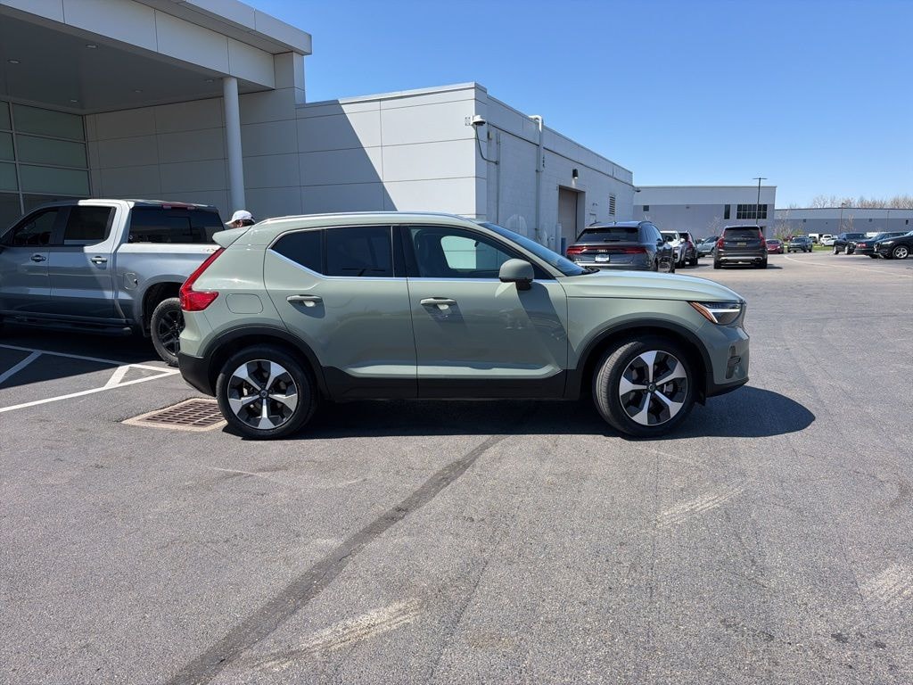 Used 2024 Volvo XC40 B5 Core SUV