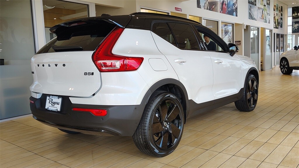 2026 Volvo XC40 photo 3