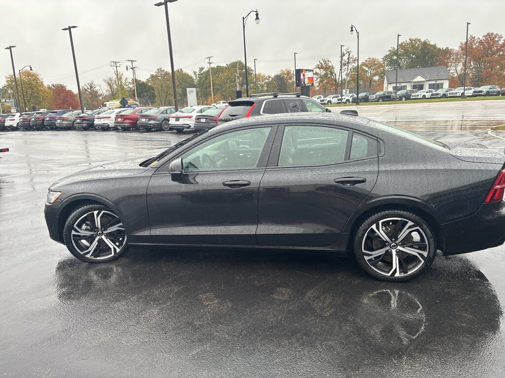 2025 Volvo S60 B5 Plus photo 3