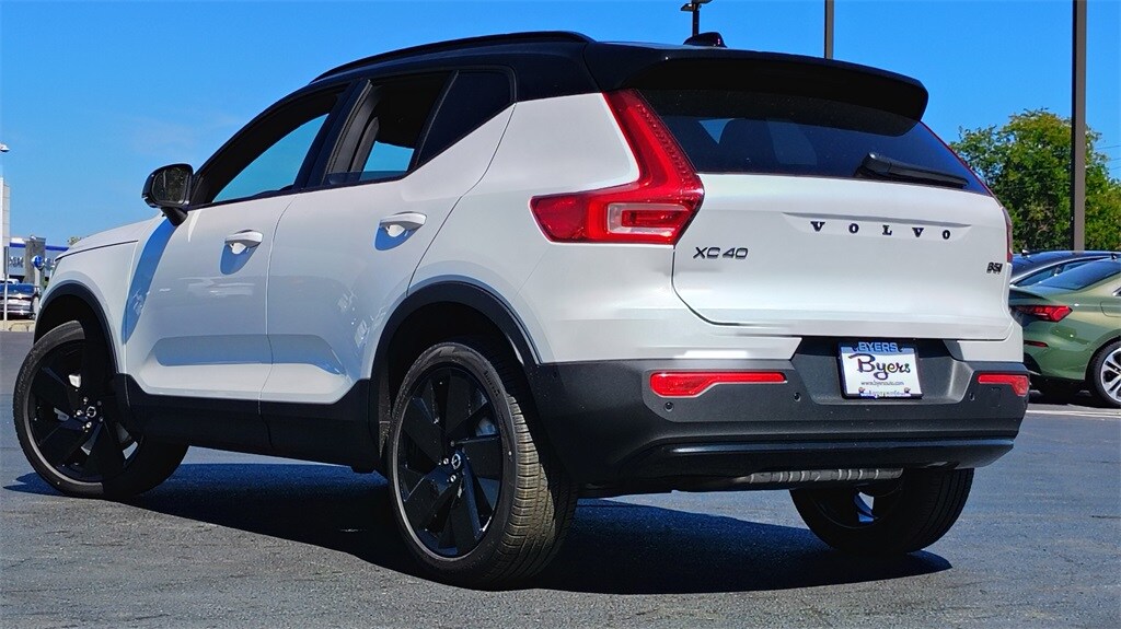 2026 Volvo XC40 photo 4