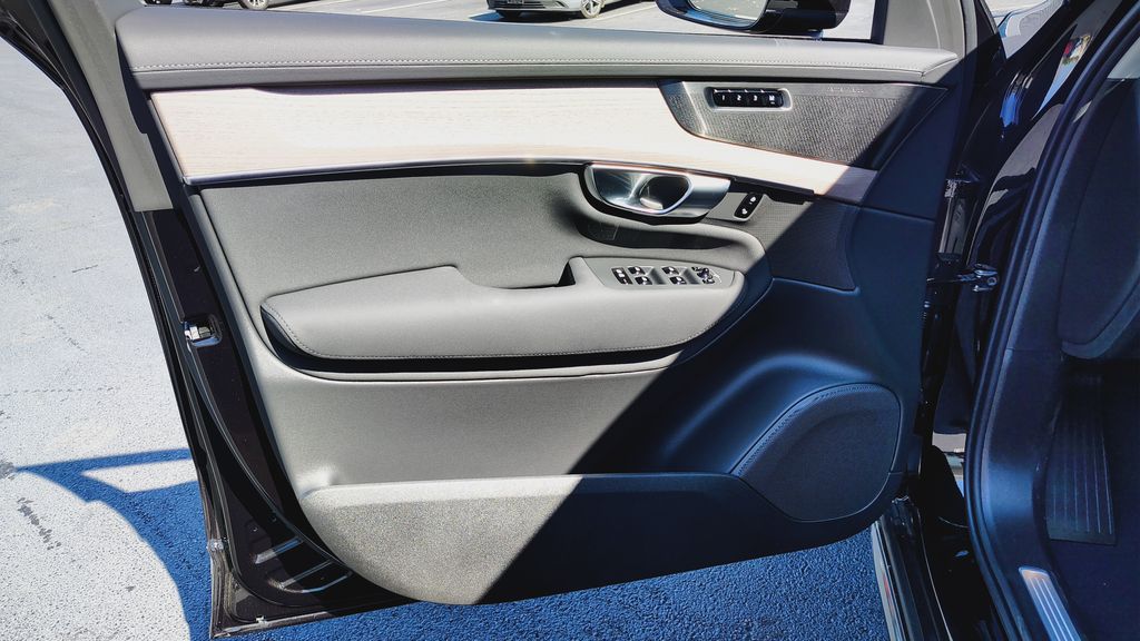 2026 Volvo XC90 Plus - Photo 8
