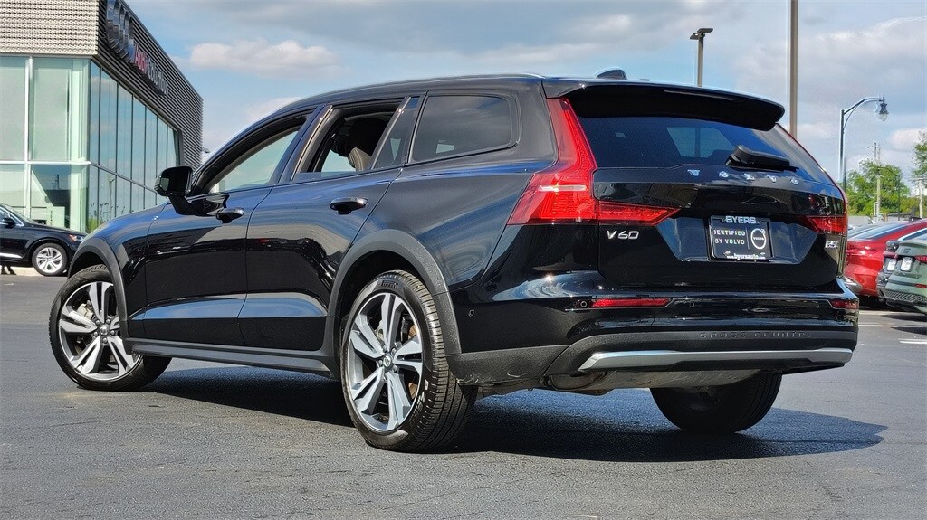 2025 Volvo V60 Cross Country B5 photo 4