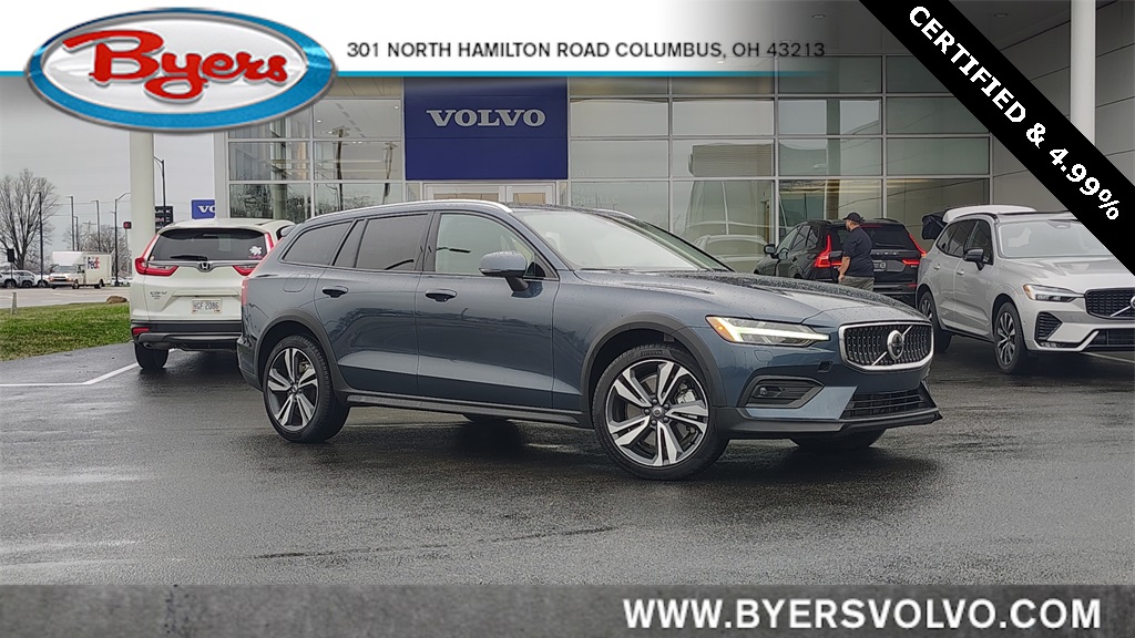 2025 Volvo V60 Cross Country Plus's photo