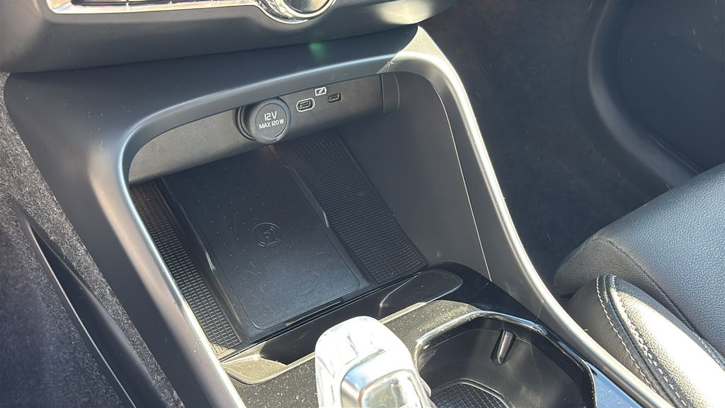 2026 Volvo XC40 Plus - Photo 21