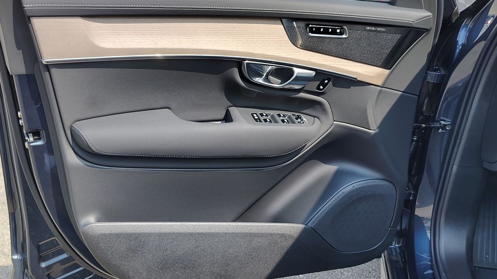 2026 Volvo XC90 Plus - Photo 9