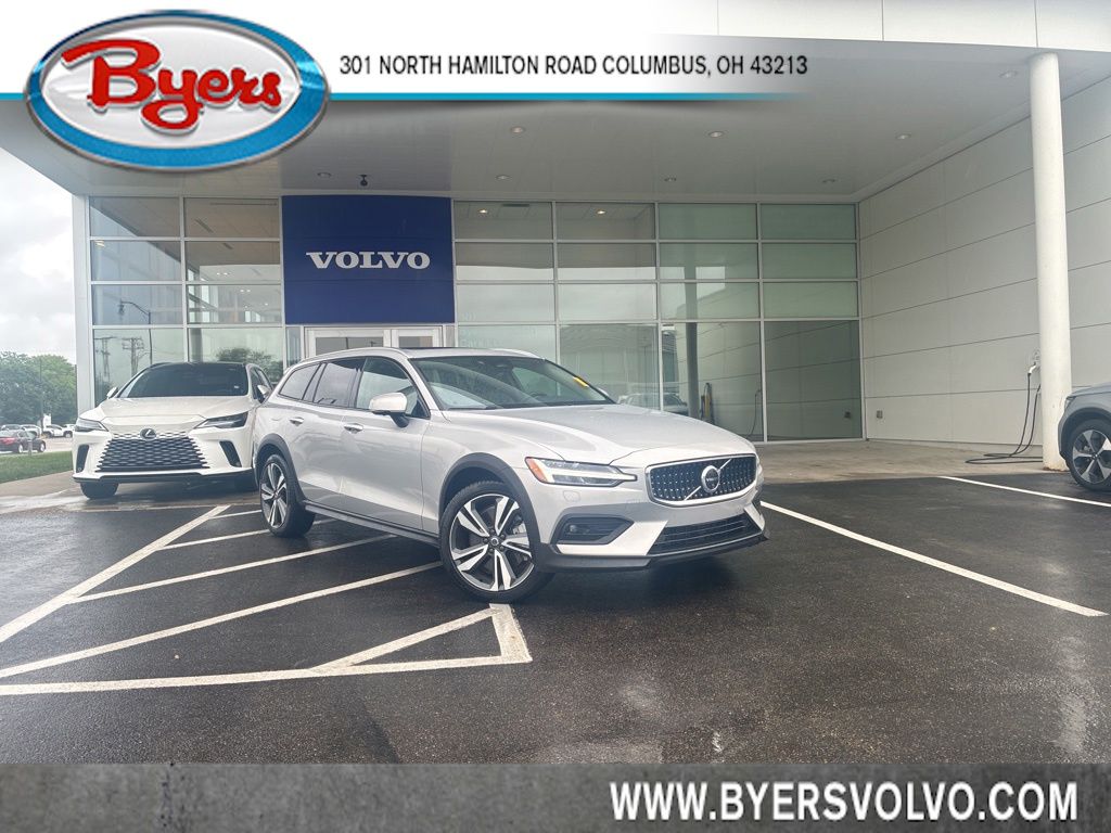 2025 Volvo V60 Cross Country B5 Plus AWD's photo