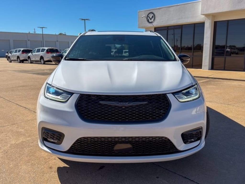 New 2024 Chrysler Pacifica LIMITED Passenger Van