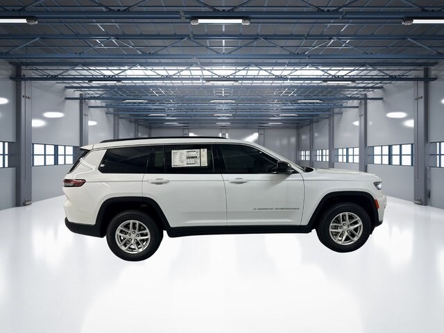 2025 Jeep Grand Cherokee Laredo photo 4