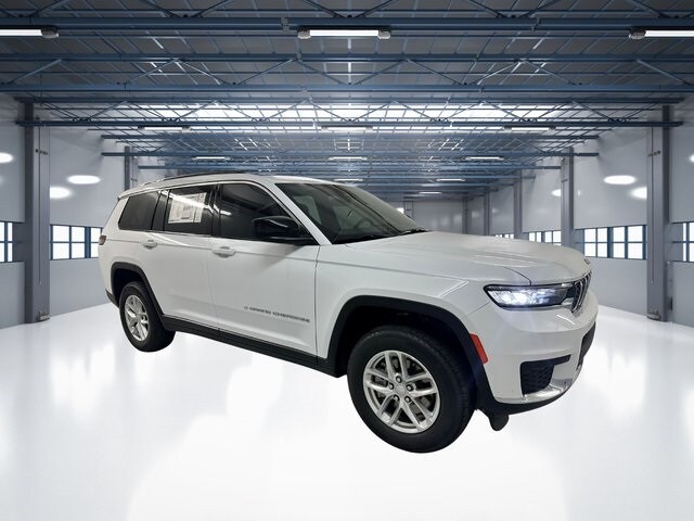 2025 Jeep Grand Cherokee Laredo photo 3