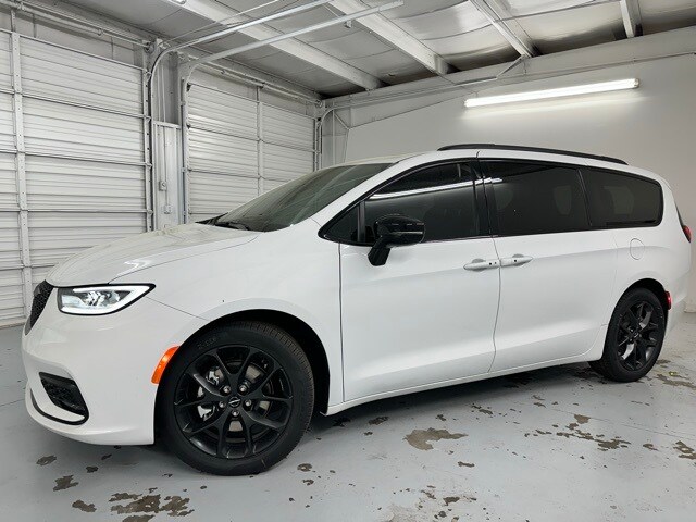 2024 Chrysler Pacifica Limited photo 2