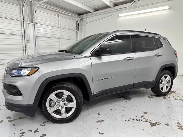 2024 Jeep Compass Latitude photo 2