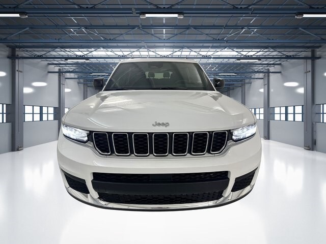 2025 Jeep Grand Cherokee Laredo photo 2