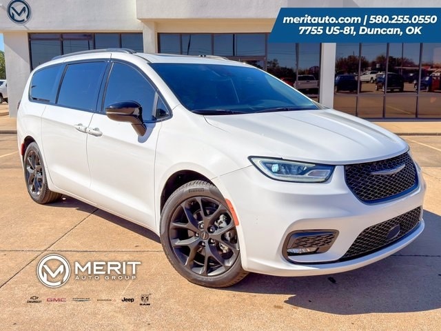 2024 Chrysler Pacifica Limited's photo