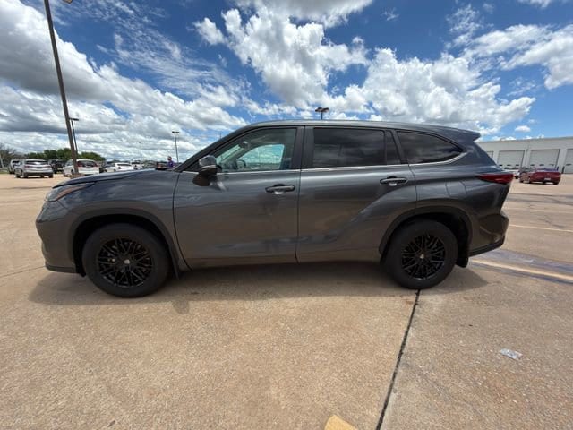 2023 Toyota Highlander LE - Photo 10