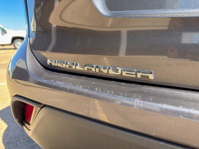2023 Toyota Highlander LE - Photo 11