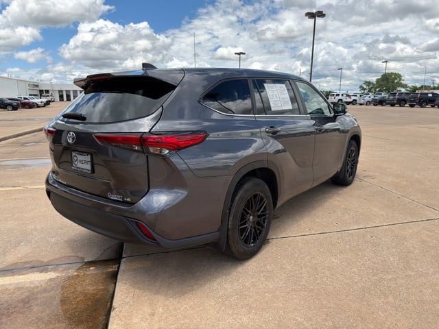 2023 Toyota Highlander LE - Photo 17