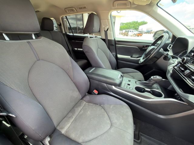 2023 Toyota Highlander LE - Photo 28