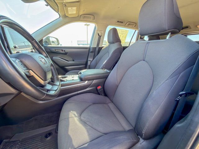 2023 Toyota Highlander LE - Photo 18