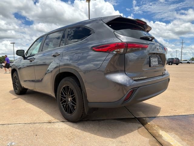 2023 Toyota Highlander LE - Photo 12