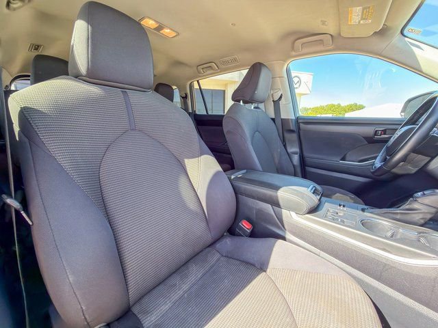 2023 Toyota Highlander LE - Photo 26