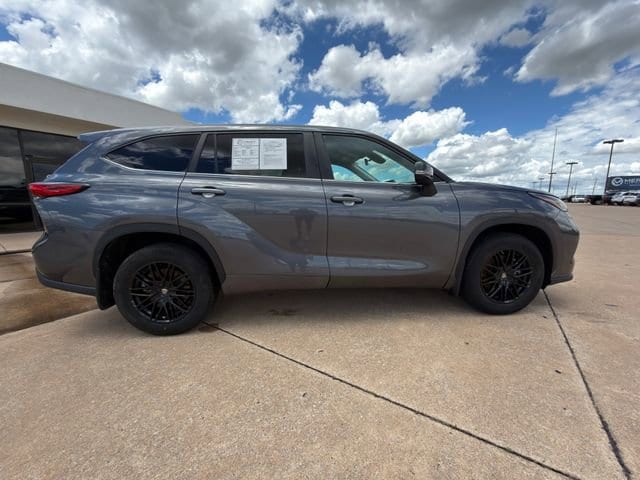 2023 Toyota Highlander LE - Photo 19
