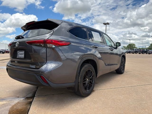 2023 Toyota Highlander LE - Photo 18