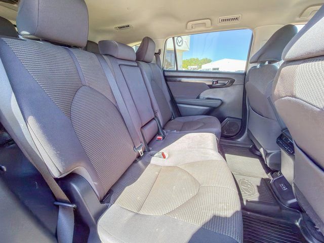 2023 Toyota Highlander LE - Photo 24