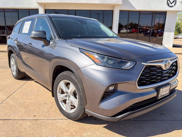 2023 Toyota Highlander LE photo 2