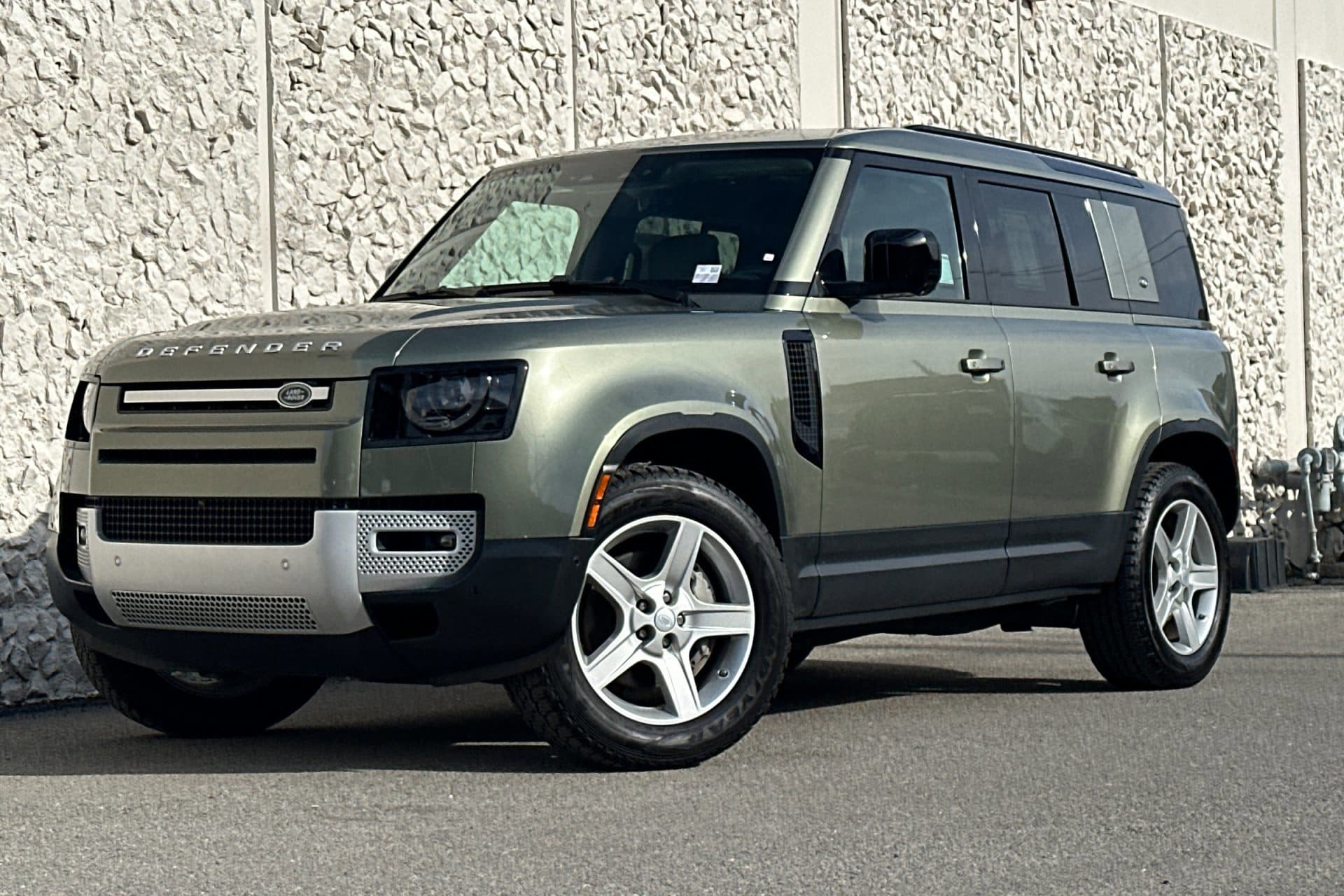 2020 Land Rover Defender HSE's photo