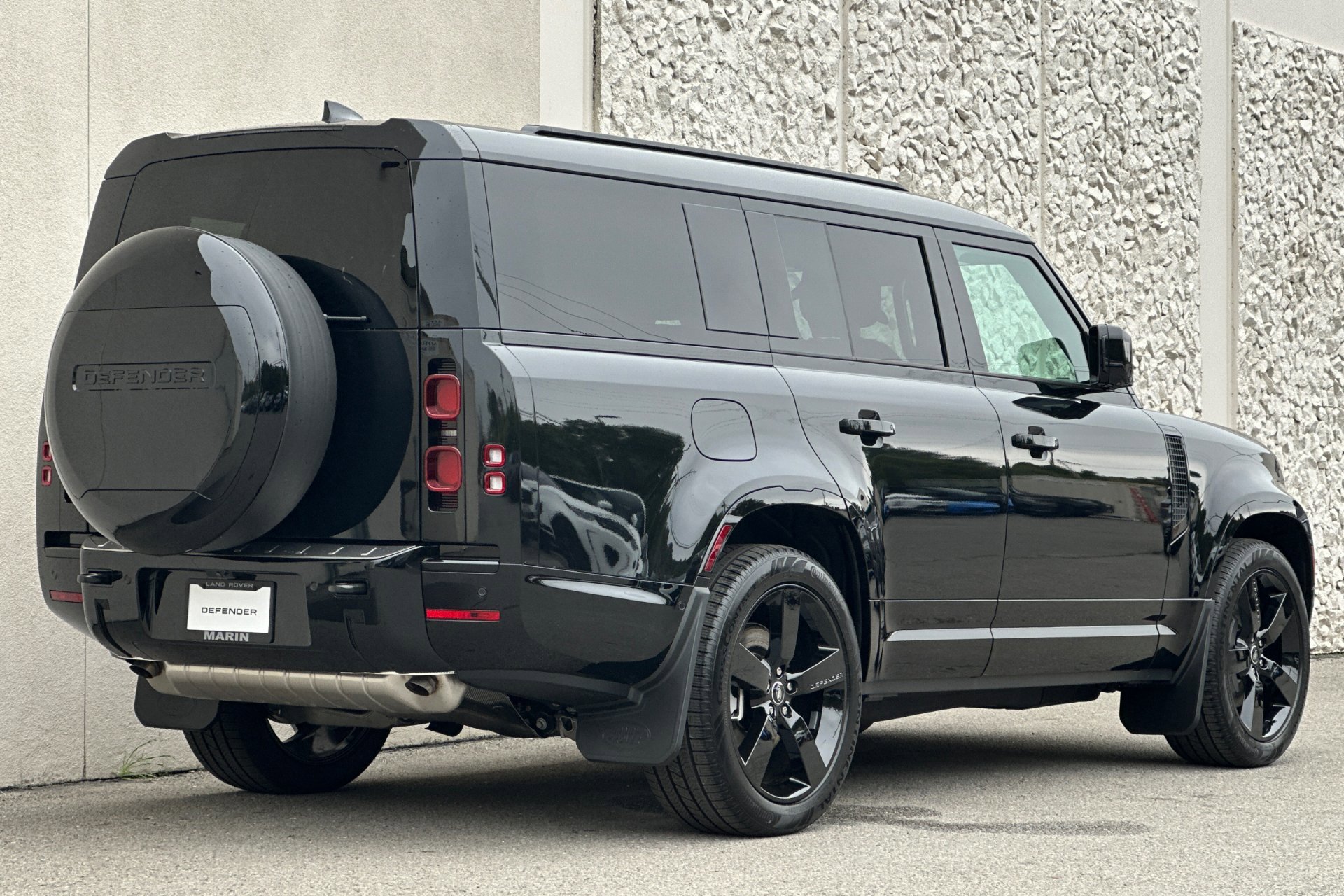 2025 Land Rover Defender 130 X-Dynamic SE photo 2