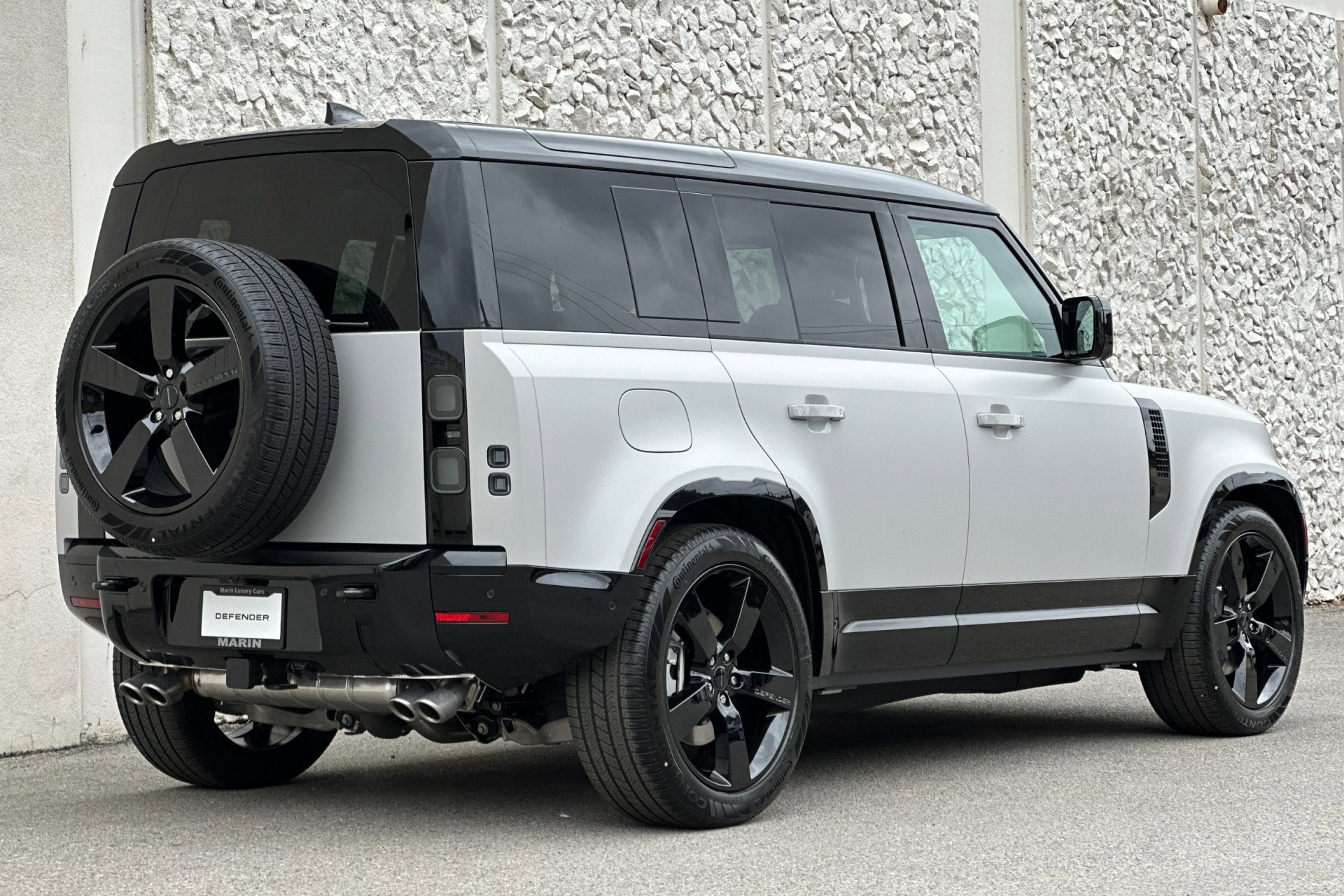 2026 Land Rover Defender 110 X-Dynamic SE photo 2