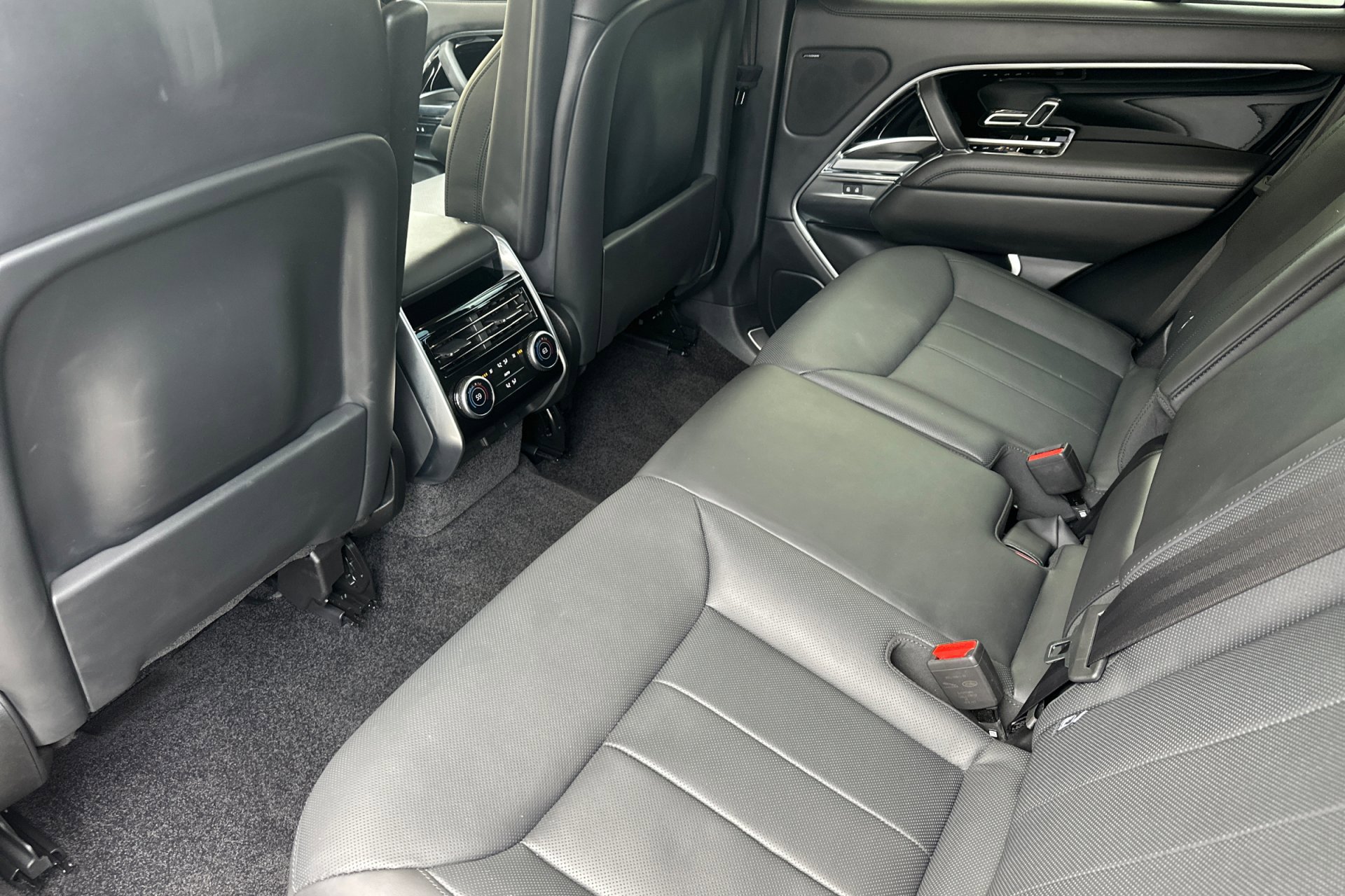 2023 Land Rover Range Rover SE photo 4