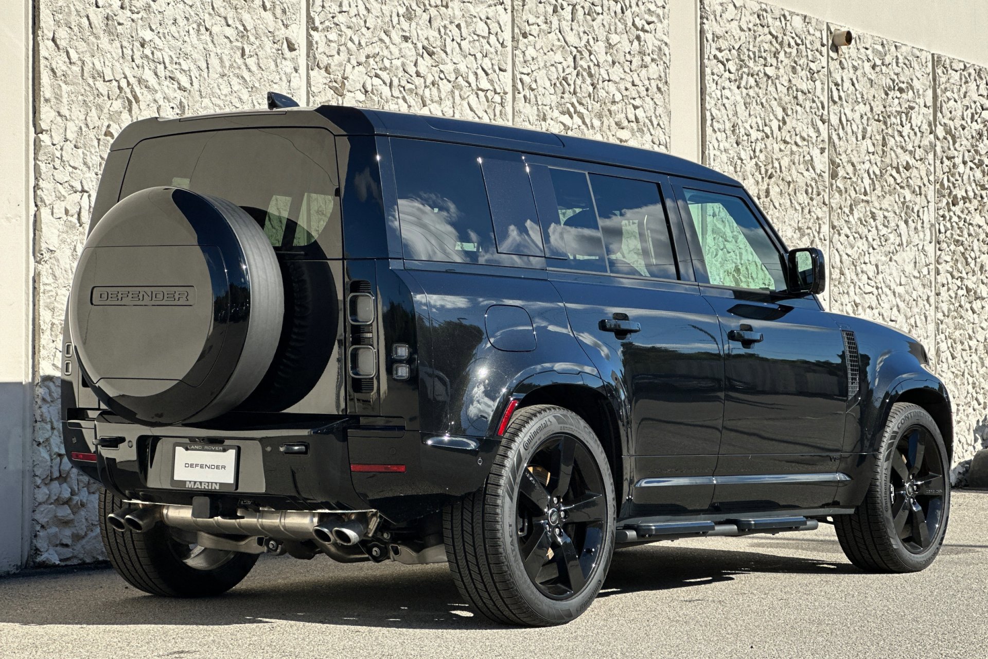 2025 Land Rover Defender 110 V8 photo 2