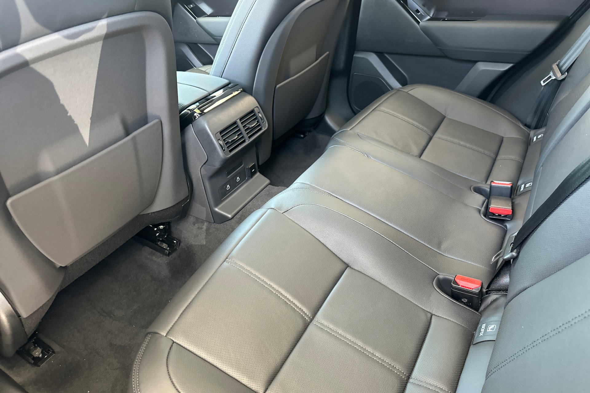 2026 Land Rover Range Rover Velar SE photo 4