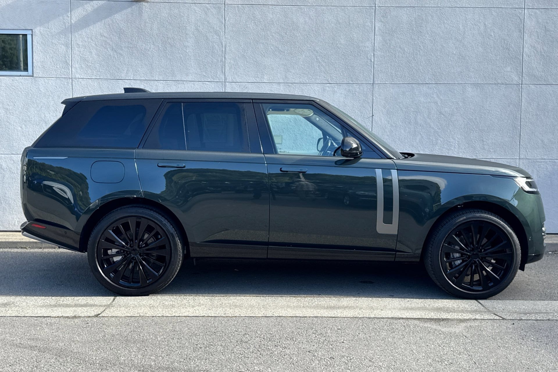 2025 Land Rover Range Rover SE photo 3