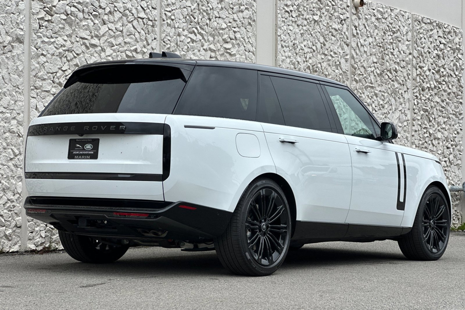 2025 Land Rover Range Rover SE photo 2