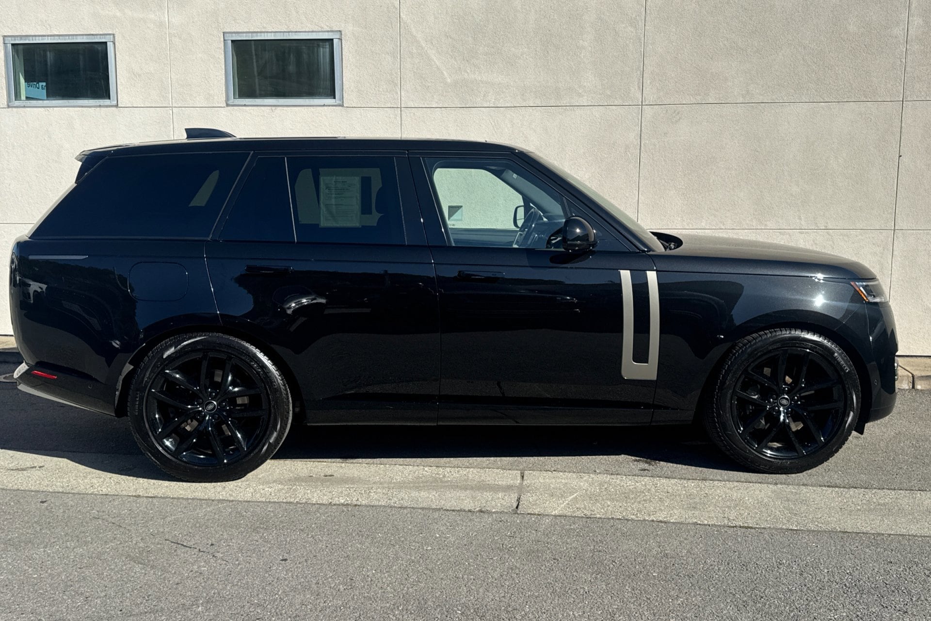 2024 Land Rover Range Rover P530 SE photo 3