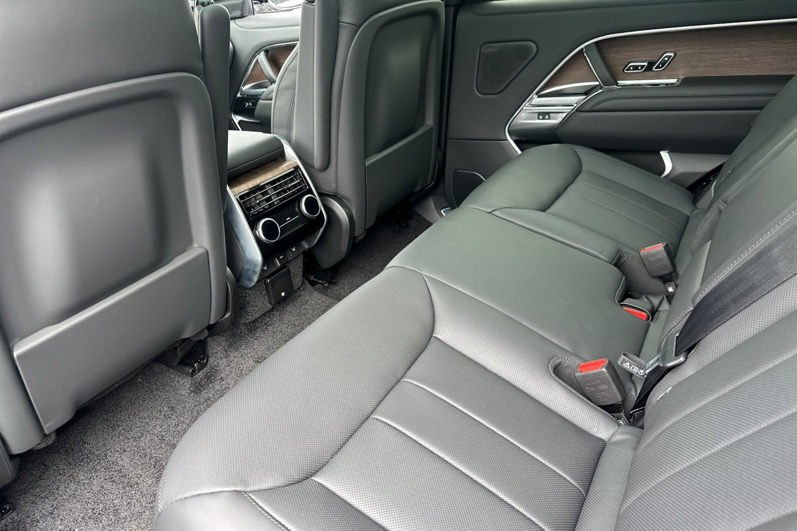 2025 Land Rover Range Rover SE photo 4