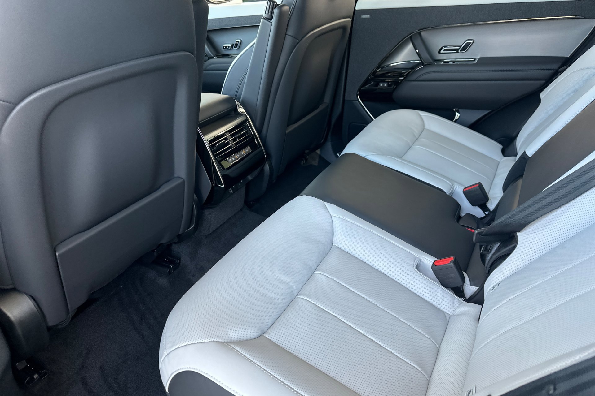 2025 Land Rover Range Rover Sport SE photo 4