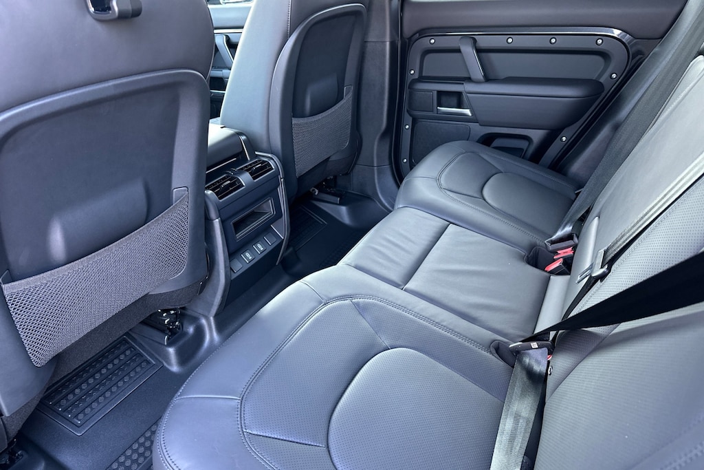 2026 Land Rover Defender 110 X-Dynamic SE photo 4