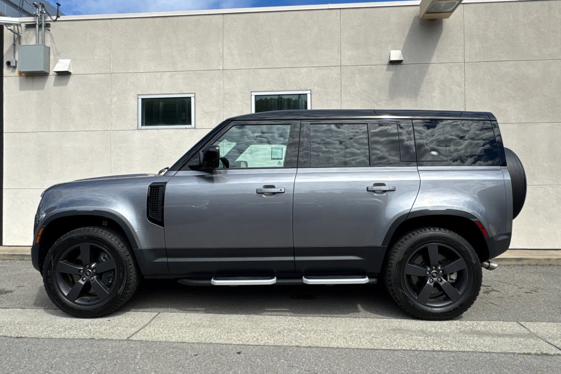 2024 Land Rover Defender SE photo 4