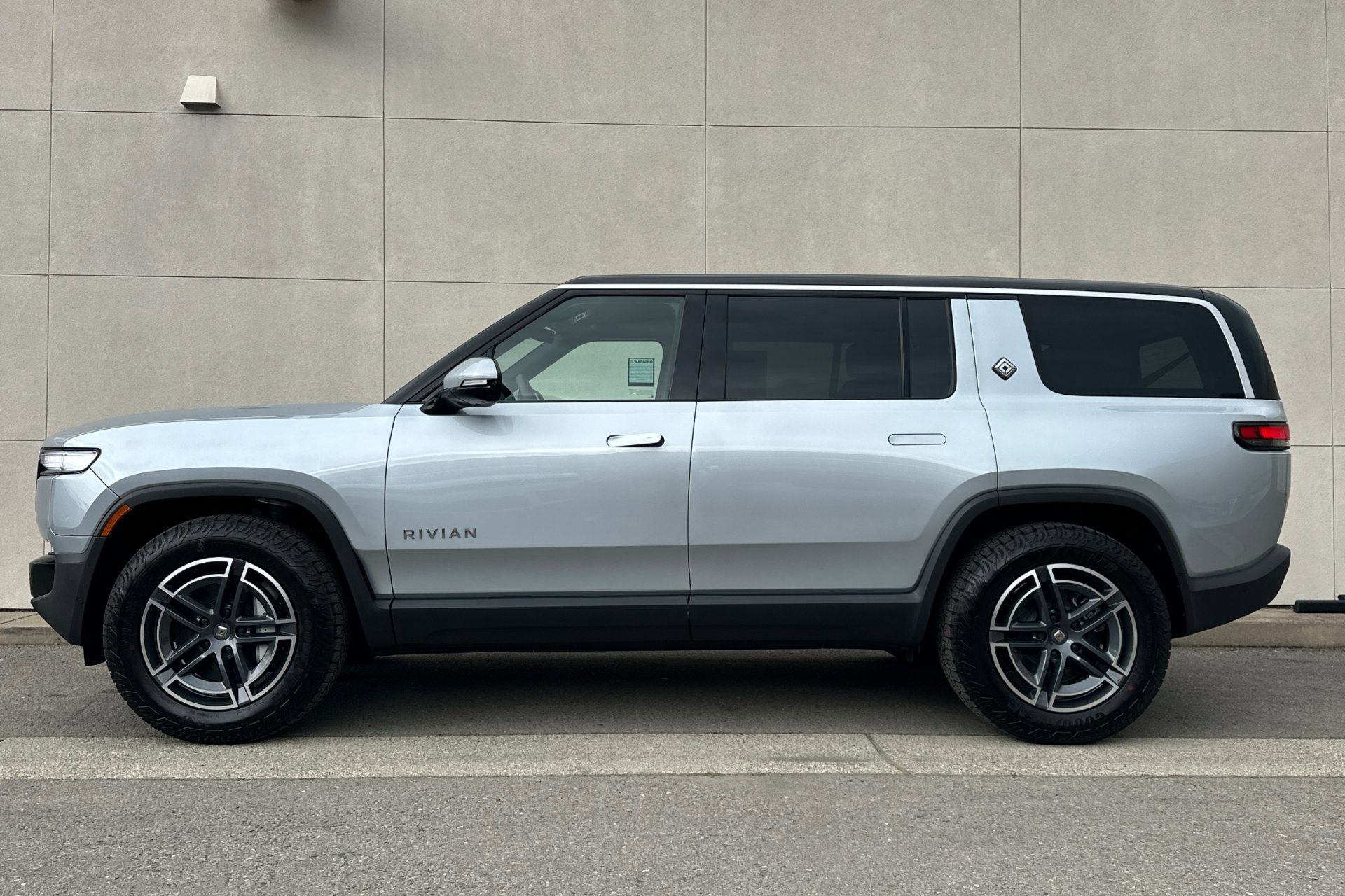 2026 Rivian R1S Dual-Motor Standard Pack photo 4