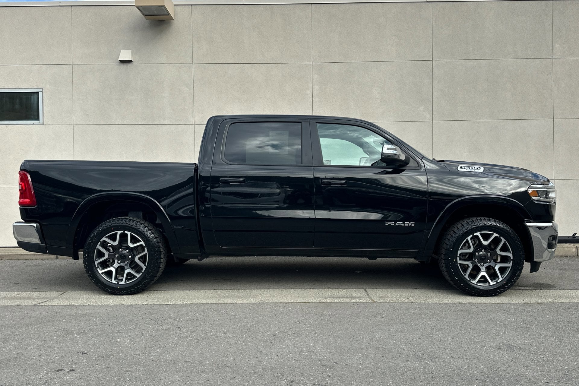 2025 Ram 1500 Laramie photo 3