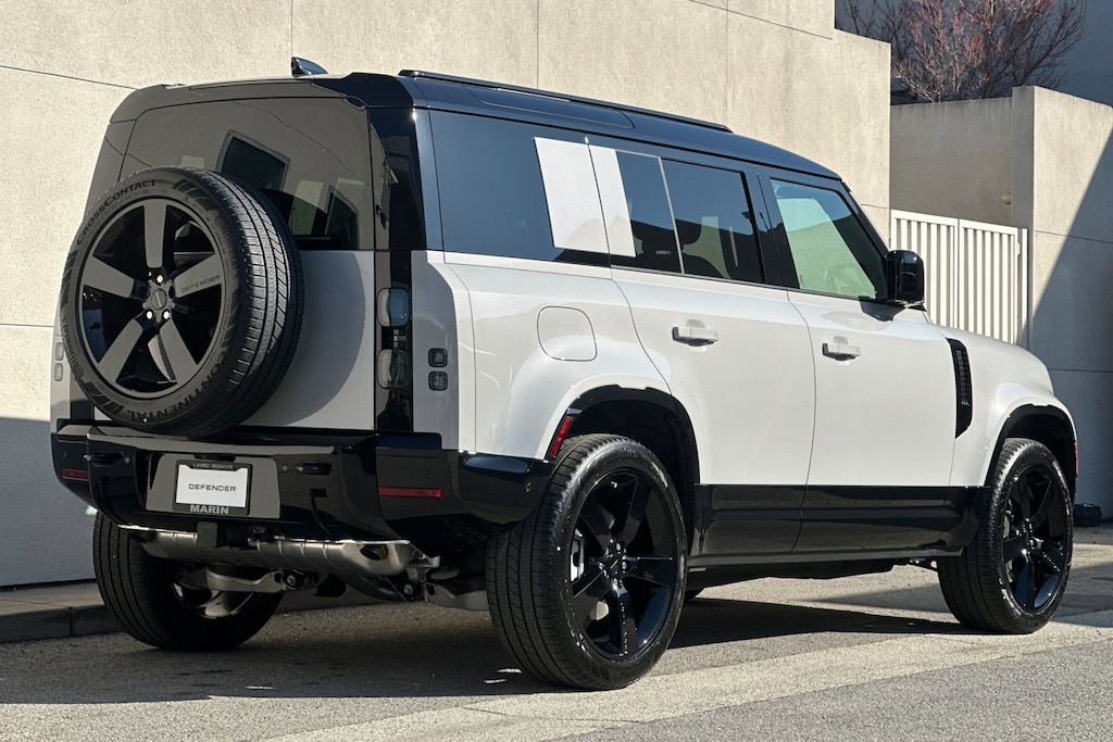 2026 Land Rover Defender 110 X-Dynamic SE photo 2