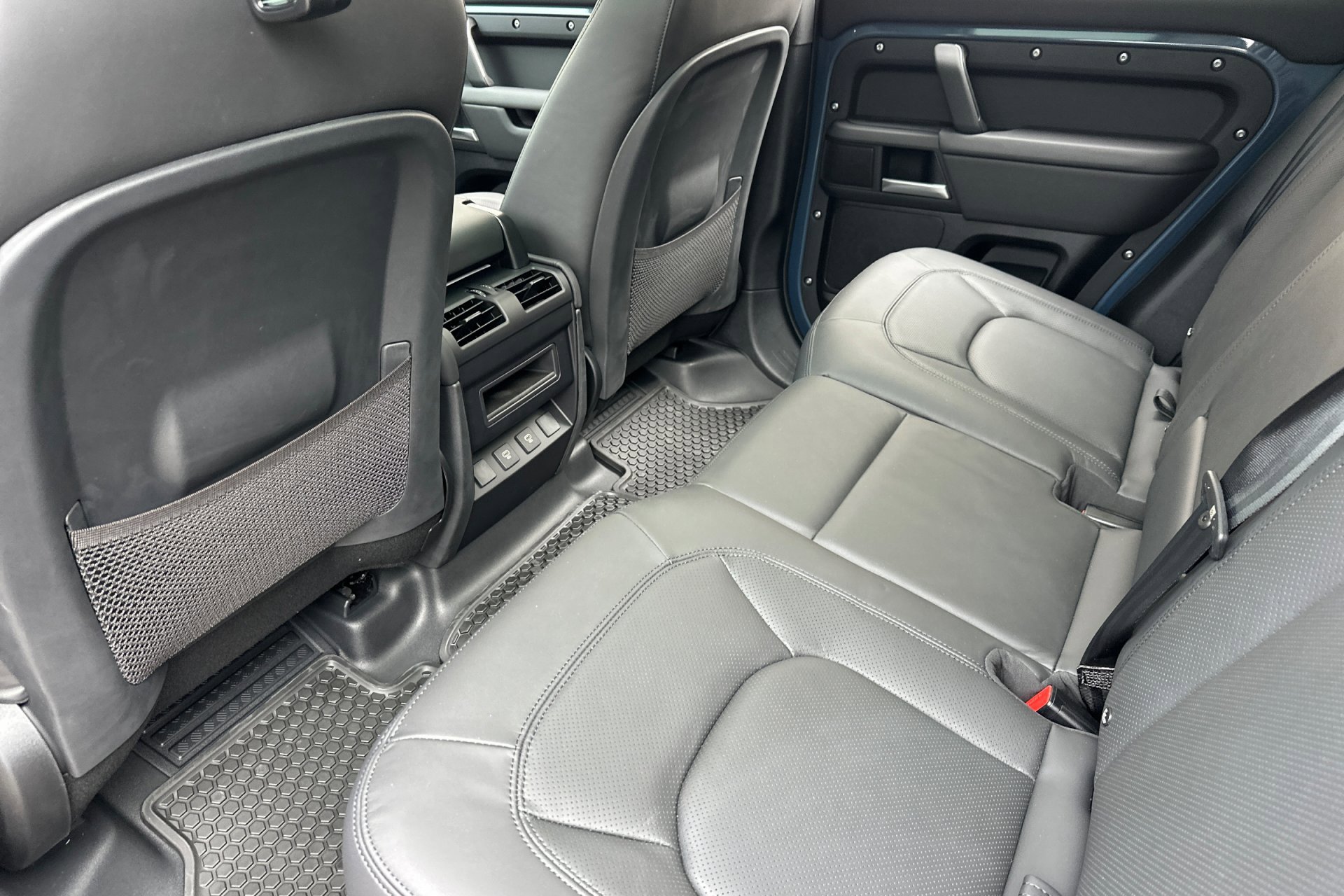 2025 Land Rover Defender 110 X-Dynamic SE photo 3