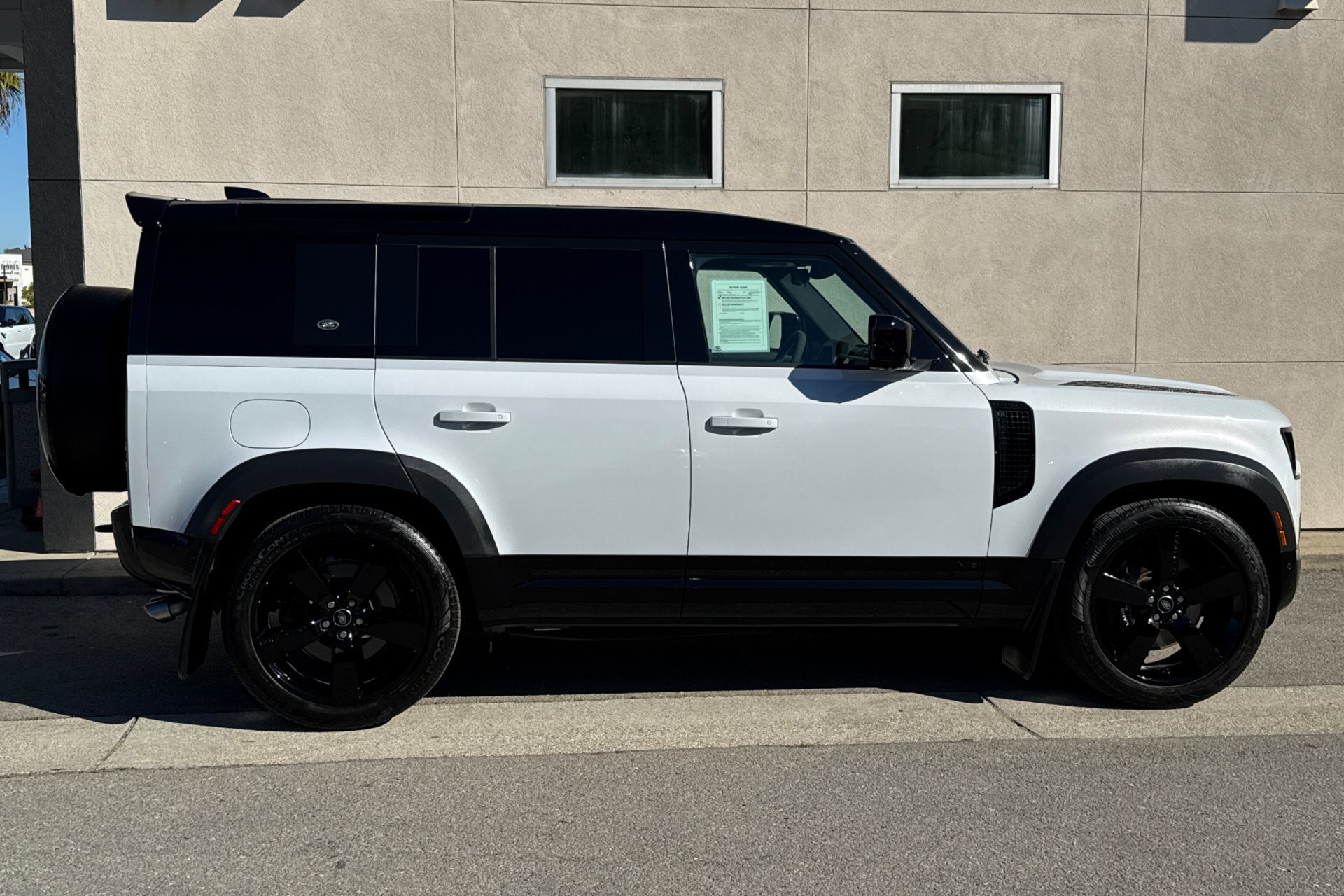 2023 Land Rover Defender V8 photo 3