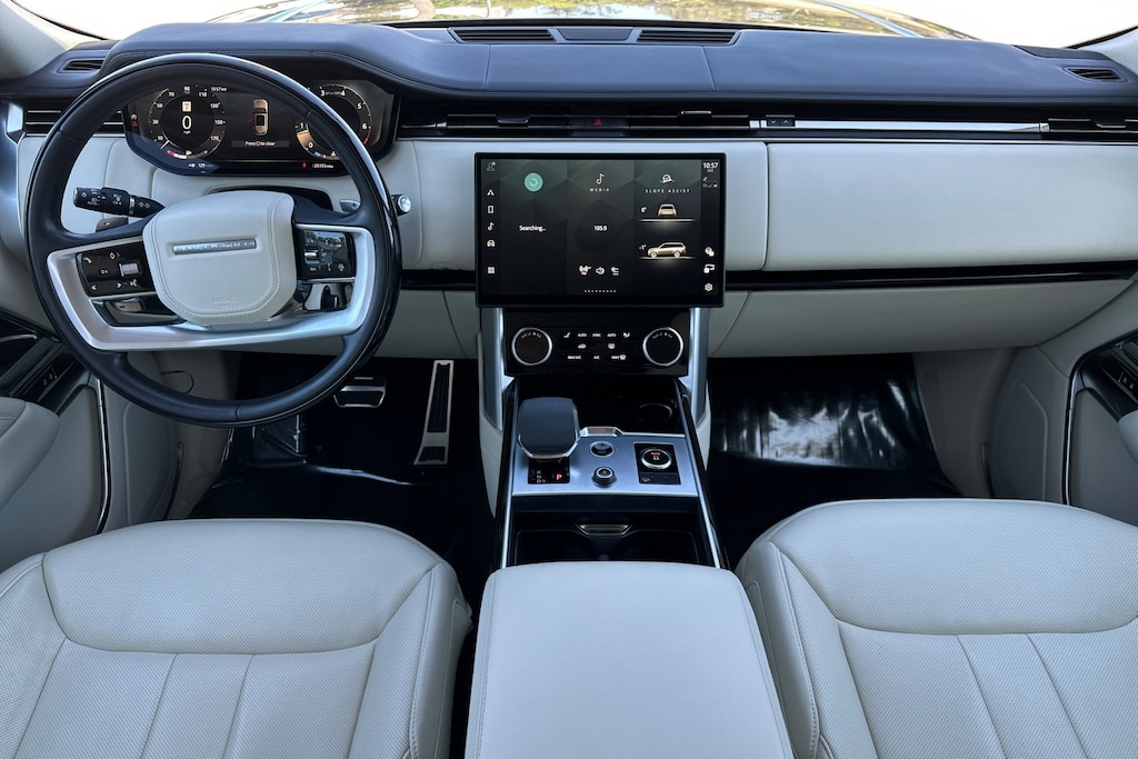 2023 Land Rover Range Rover SE photo 3