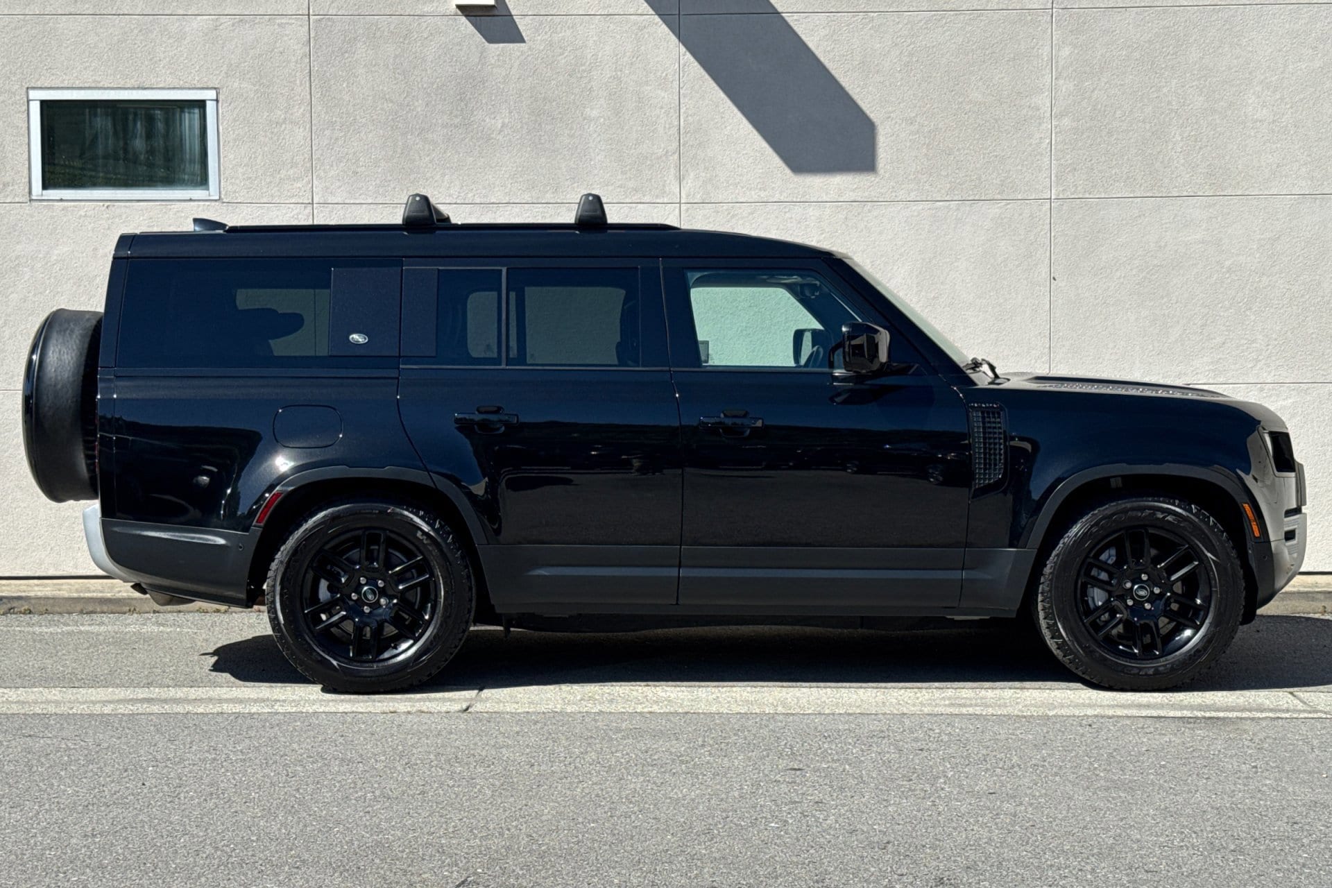 2023 Land Rover Defender S photo 3